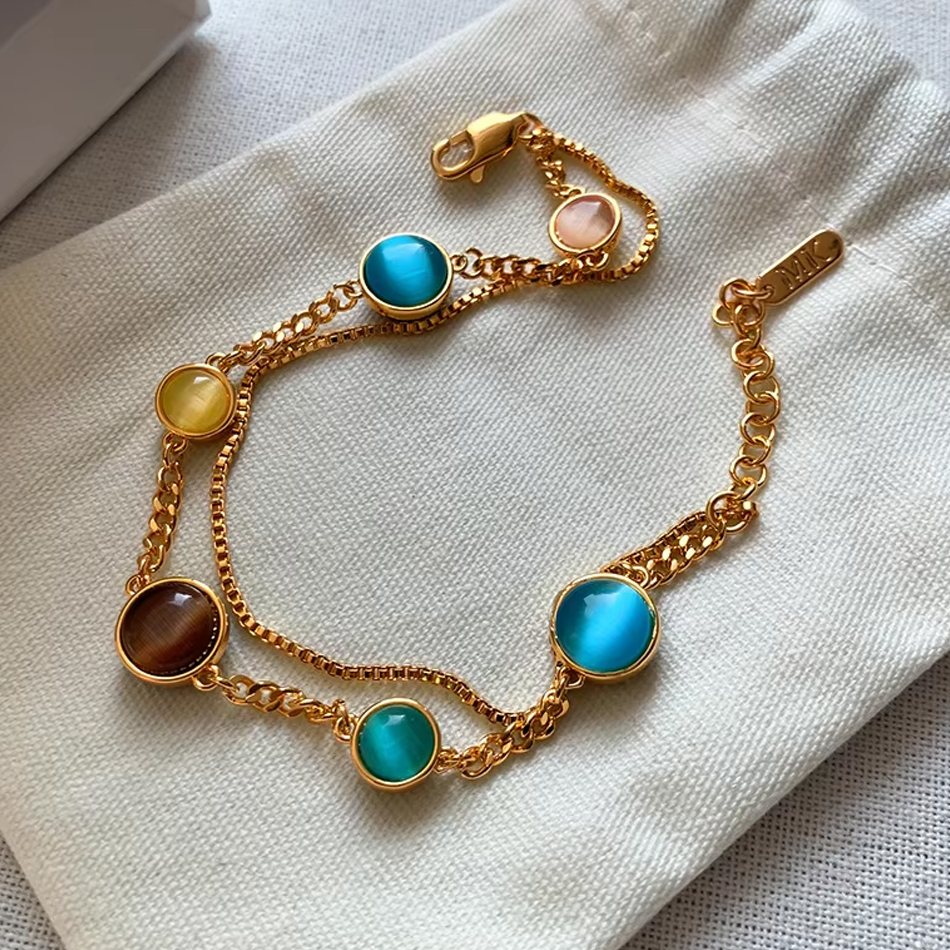 Commercio all'ingrosso della fabbrica dei gioielli delle donne dei braccialetti a doppia catena della pietra dell'occhio di gatto di colore dell'oro 18k elettrolitico d'ottone dei gioielli su ordinazione dell'OEM