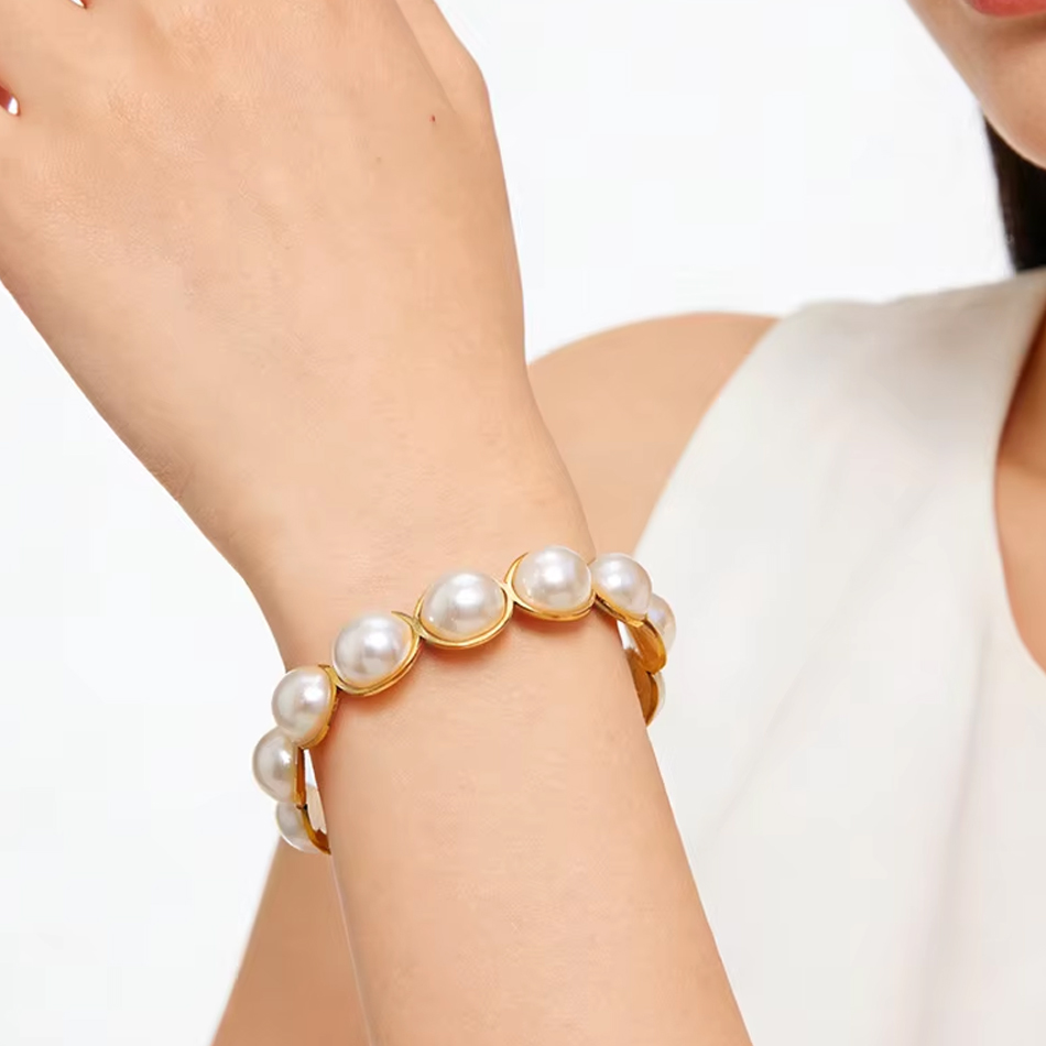 Bracciale alla moda in acciaio inossidabile Acciaio al titanio e perla Bracciale di fascia alta elegante e resistente allo sbiadimento per regalo di festa per donna