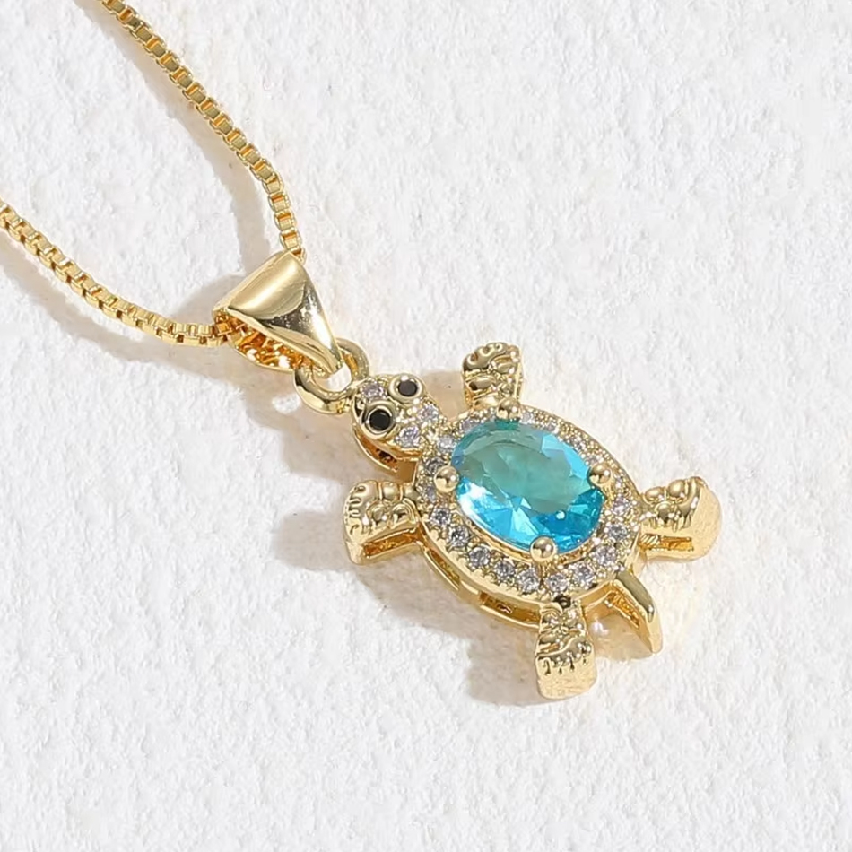 Gioielli personalizzati OEM Serie Ocean Collana di tartaruga con zirconi di cristallo carino placcato in rame con pendente a forma di tartaruga di mare, catena a maglie da donna