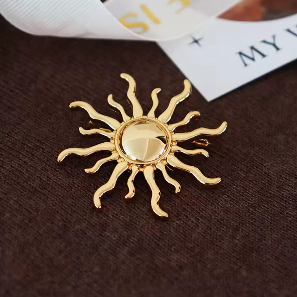 Spilla di vendita calda per abbigliamento in acciaio inossidabile a forma solare Spilla impermeabile