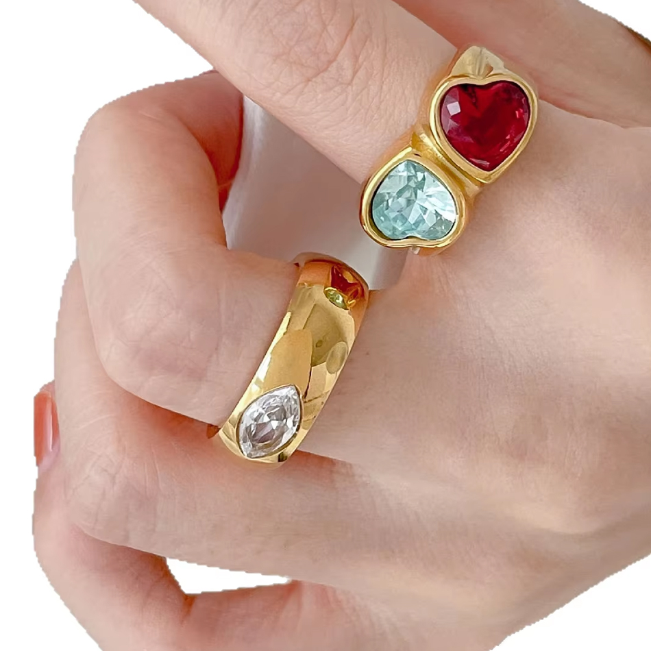 Gioielli personalizzati OEM Anello in acciaio al titanio placcato oro 18 carati Anello con zircone a cuore color pesca bicolore Anello con strass trasparente con zircone quadrato