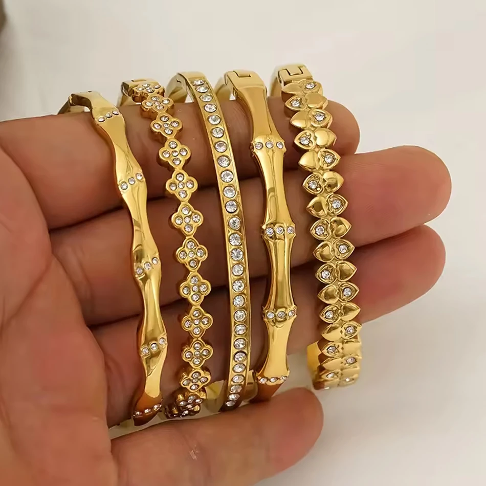 OEM Gioielli personalizzati in acciaio inossidabile placcato oro a forma di cuore con zirconi scinti