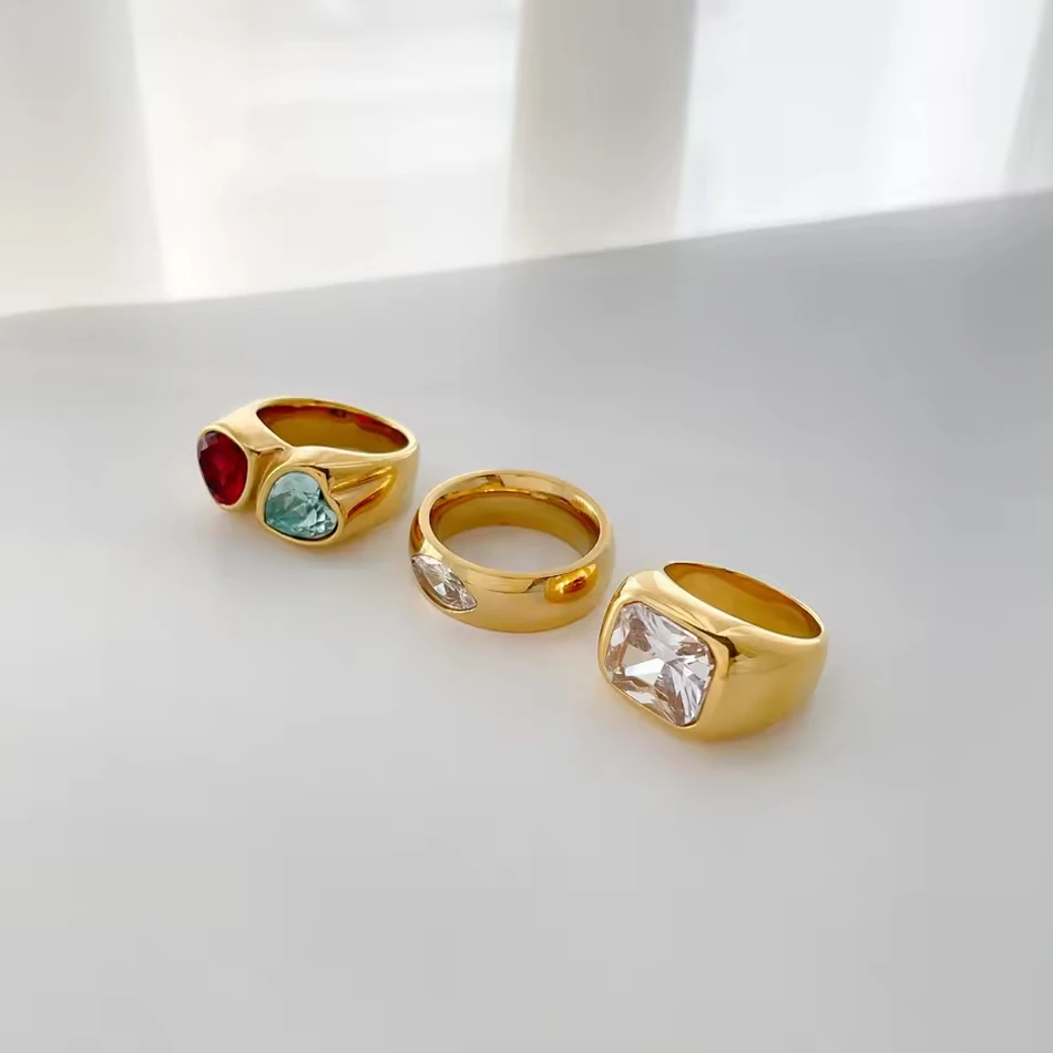 Gioielli personalizzati OEM Acciaio al titanio placcato oro 18 carati Anello bicolore con zirconi a