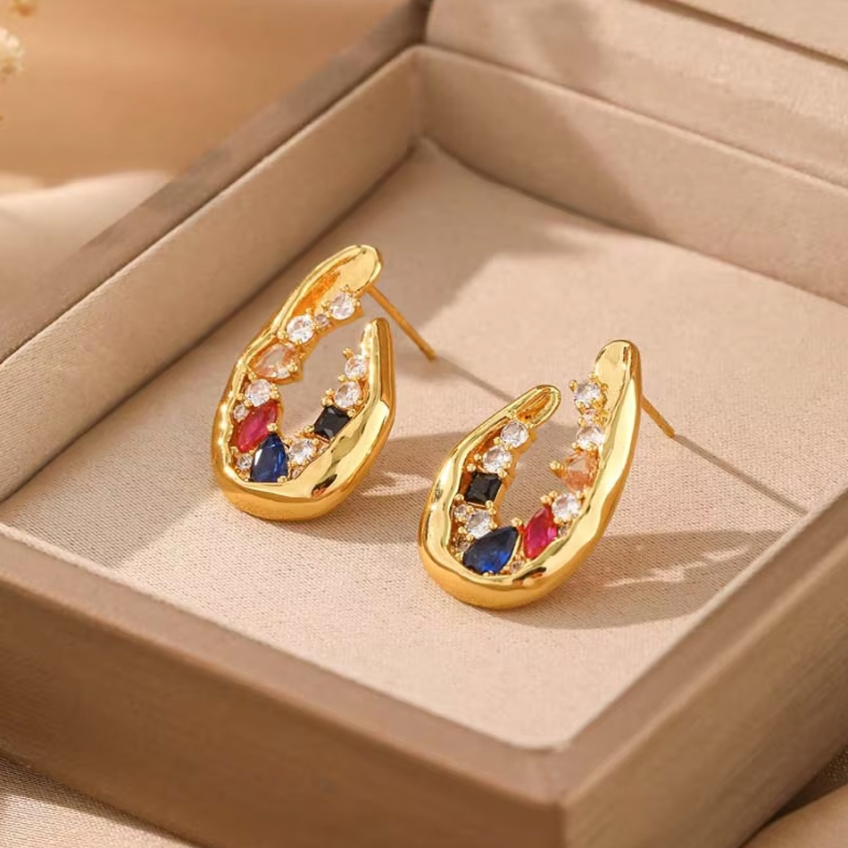 Orecchini da donna alla moda personalizzati OEM Gioielli in ottone 18 carati Forma geometrica in oro con decorazione in zirconi di lusso Piccoli orecchini a bottone