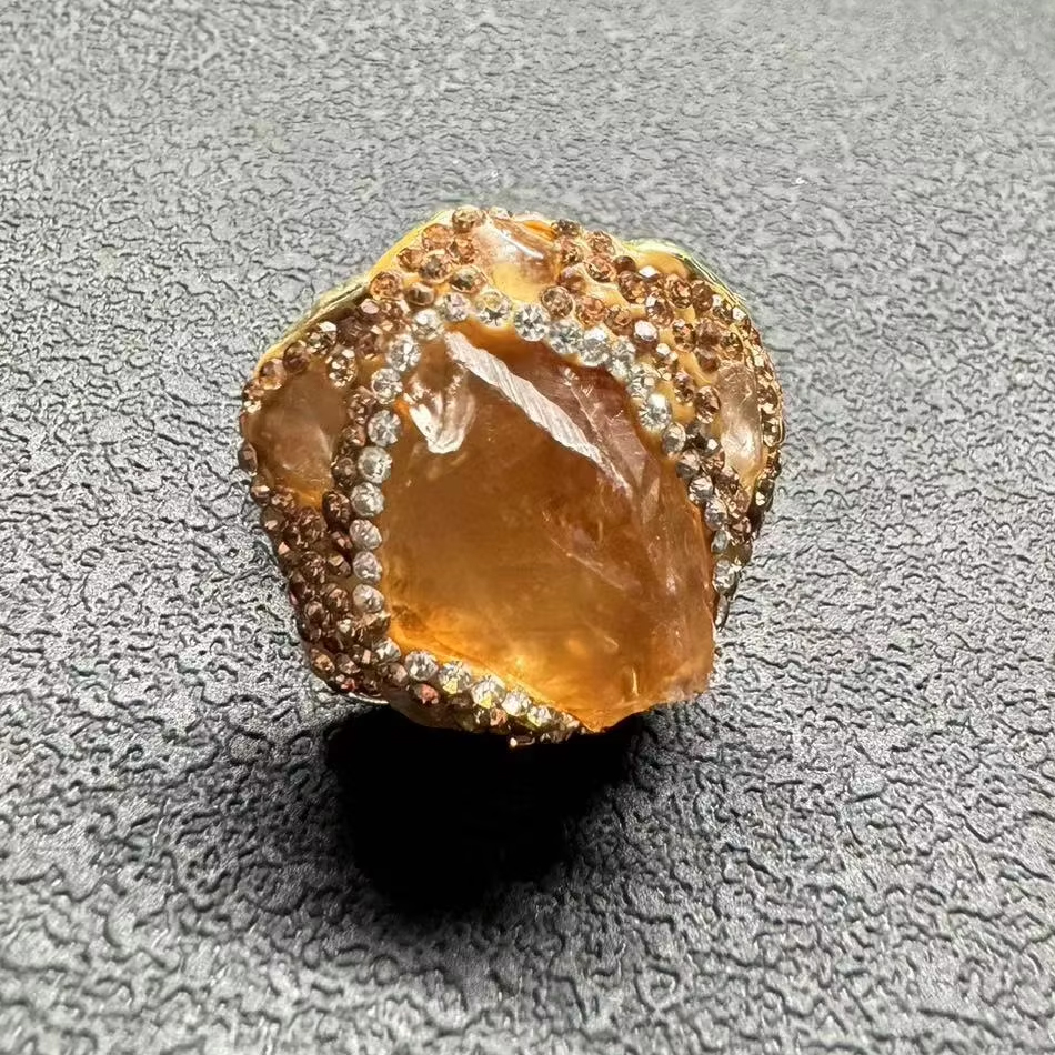 Anello di cristalli regolabile all'ingrosso personalizzato di gioielli OEM Anello curativo con pietre grezze Anelli di moda citrino naturale ecologico multi colore