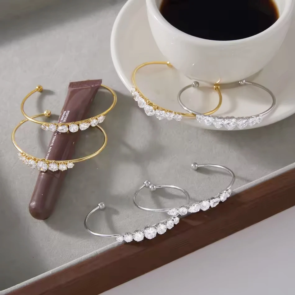 OEM gioielli personalizzati moda bracciale rigido con zirconi a forma di cuore geometrico traforato