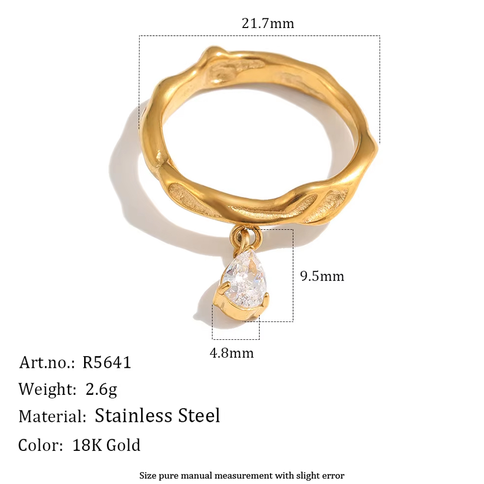 Anello pendente in acciaio inossidabile con gioielli personalizzati OEM, fascia con struttura martellata tono oro con anello a goccia ZIRCON pera, gioielli di moda
